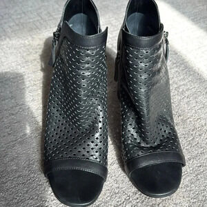 GUESS Gwoana leather pumps, size 9. EUC